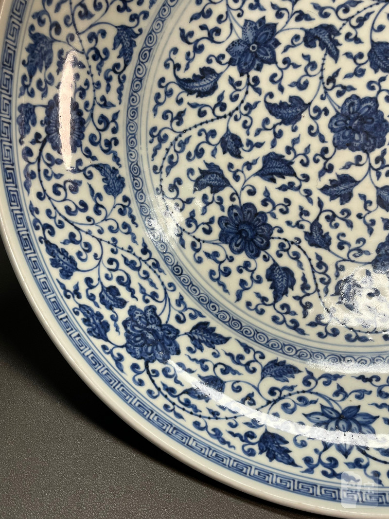 清乾隆  青花缠枝花卉纹大盘 - 图7